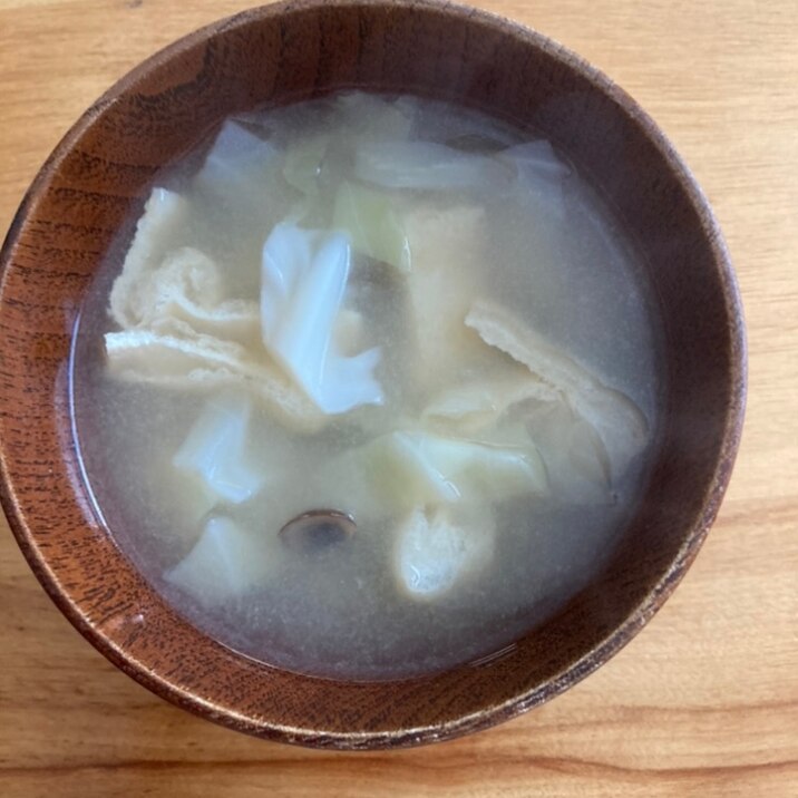 キャベツとしじみ、油揚げの味噌汁